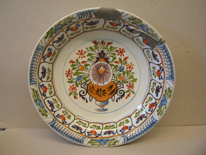 Schotel met ornamentaal-floraal decor